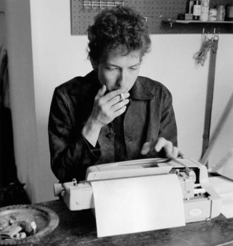 Dylan med skrivemaskine