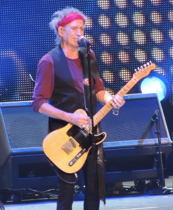 Keith Richards, SolarScott, CC BY 2.0 <https://creativecommons.org/licenses/by/2.0>, via Wikimedia Commons
